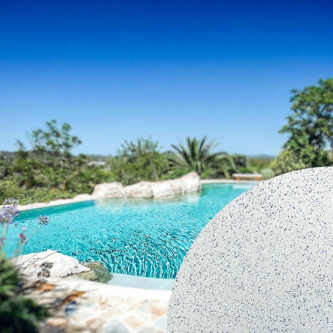 Revestimiento continuo Arelite® para piscinas de arena que recrea el aspecto de una playa natural con textura antideslizante, duradera y estética tropical. Compuesto por cuarzos y minerales, ofrece alta resistencia, bajo mantenimiento y acabados Natur o Polish para entornos exteriores e interiores.