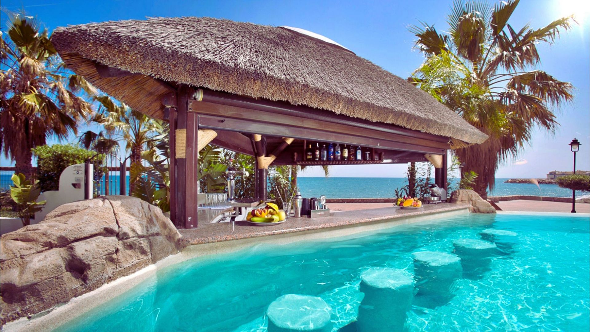 Imagina poder disfrutar cada día de una playa exótica en tu propia casa. Con el revestimiento Arelite®, construir una piscina de arena con aspecto tropical es una experiencia transformadora que combina belleza, calidad y durabilidad.  Arelite® convierte cualquier espacio exterior en un auténtico paraíso natural. Su textura suave, su tono cálido y su acabado uniforme crean un entorno relajante y elegante, perfecto para quienes buscan diferenciarse con un diseño exclusivo.  Mientras otros sistemas basados en resinas y cuarzo se degradan rápidamente por el sol y los productos químicos, Arelite® mantiene su aspecto impecable año tras año. Su formulación 100% mineral garantiza una resistencia extrema frente al envejecimiento, la decoloración y las fisuras, ofreciendo un acabado que permanece tan hermoso como el primer día.