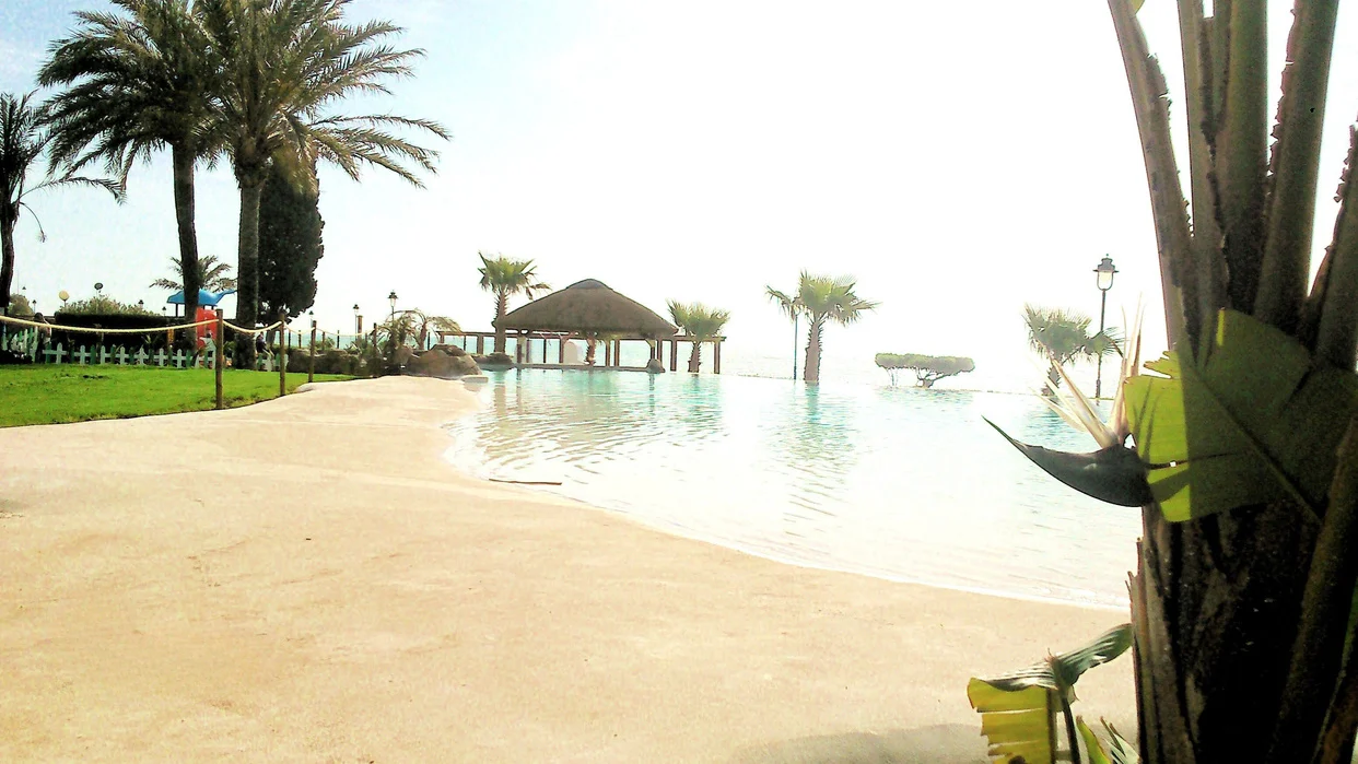 Elige Arelite® y construye una piscina de arena que no solo sorprenda por su aspecto tropical, sino que te ofrezca la tranquilidad de invertir en un sistema duradero, fiable y de mantenimiento mínimo. Tu oasis empieza aquí.